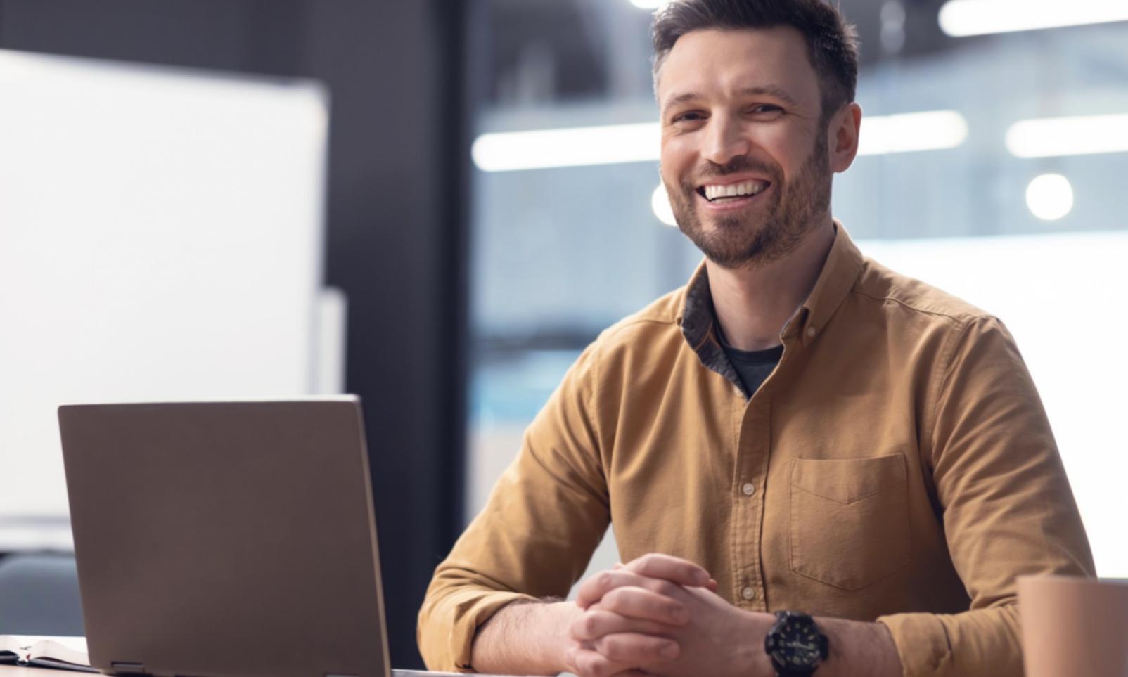 Professionnels analysant des données budgétaires sur des écrans