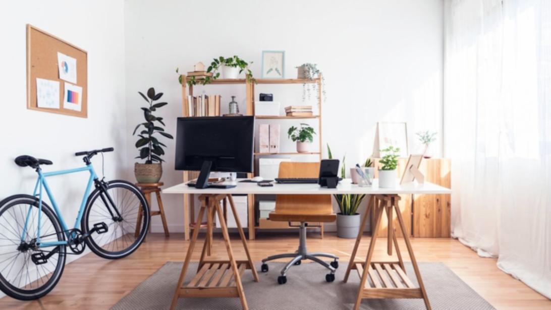 Environnement de travail d'un analyste financier avec documents et rapports